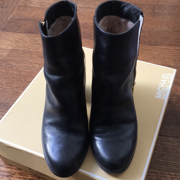 Michael kors booties - Picture 2 of 9